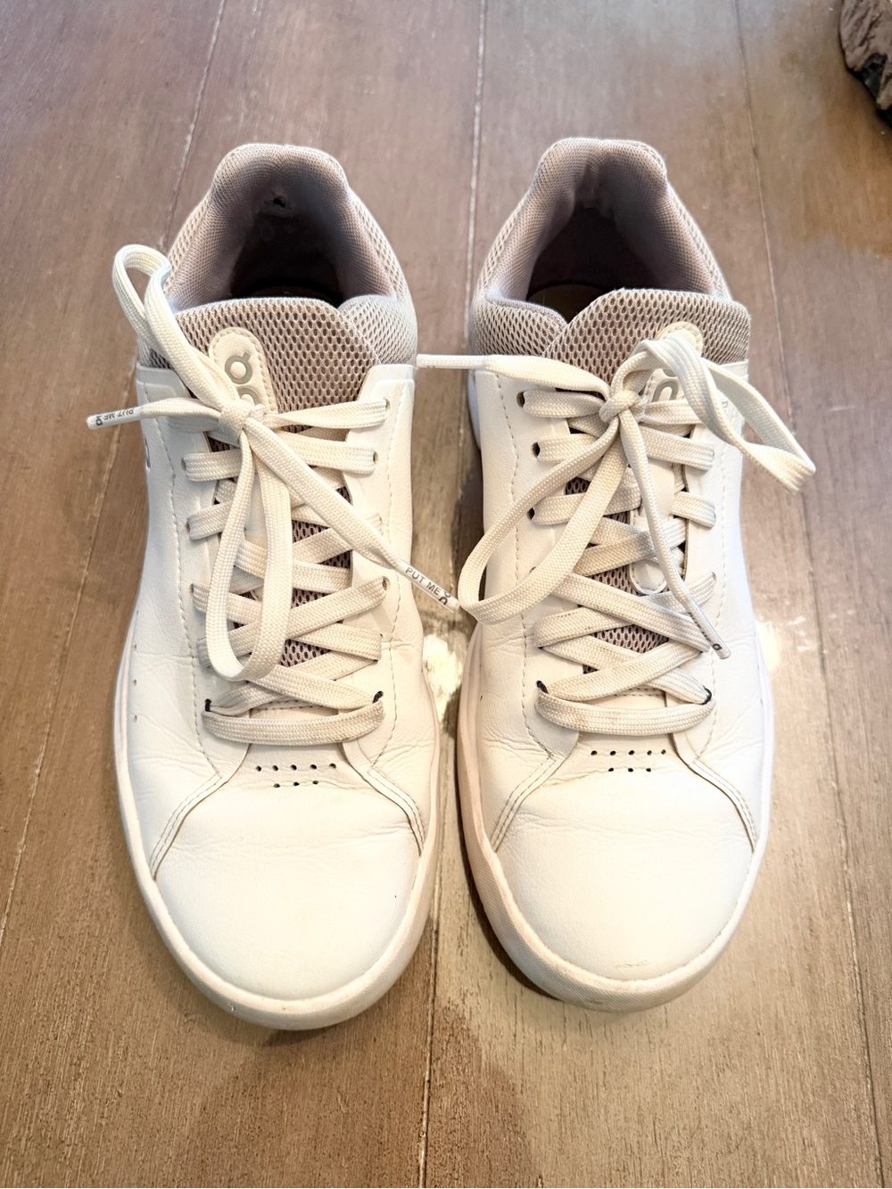 On The Roger Advantage White Leather Sneakers Women’s Size 9